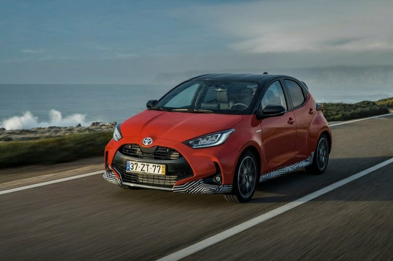 Yaris Hybrid kıyı yolunda ön üç çeyrek görünüm