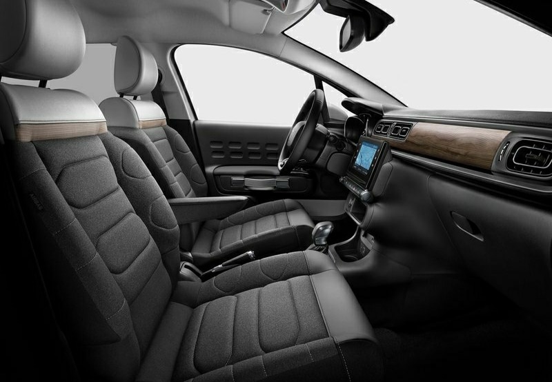 Citroen C3 ön kabininde koltuklar direksiyon orta ekran ve konsol
