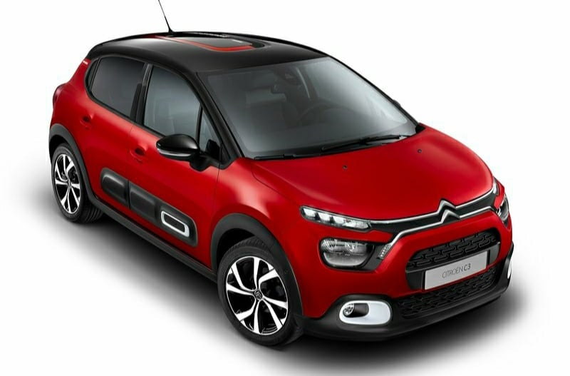 Kırmızı Citroen C3 yüksek açıdan ön gövde ve siyah tavan görünümü