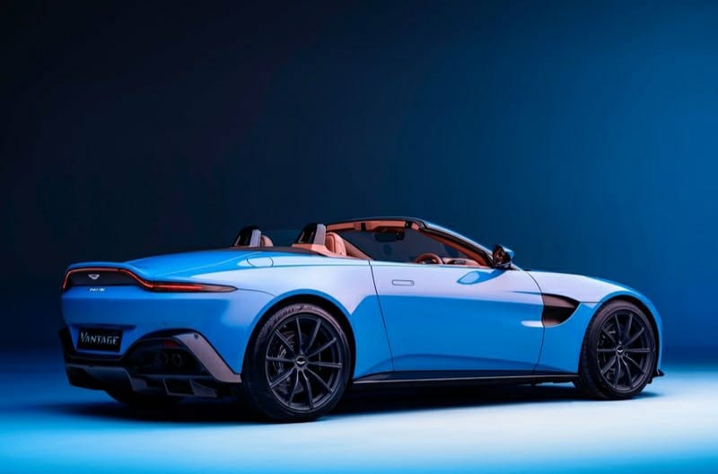 Aston Martin Vantage Roadster ön bölüm ve geniş ızgara
