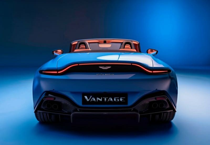 Aston Martin Vantage Roadster açık tavan ve arka gövde