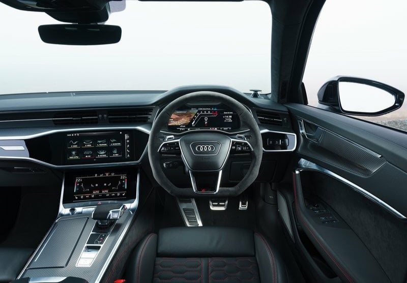 RS 6 Avant C8 dijital kokpit ve direksiyon