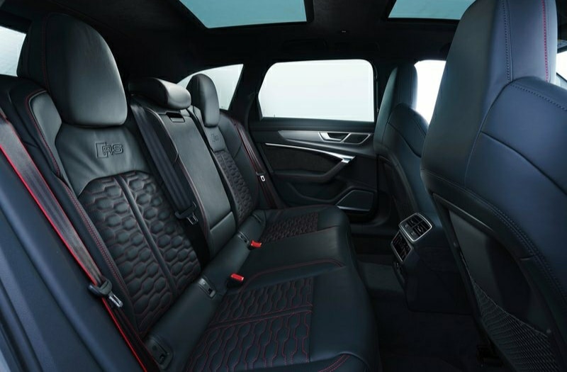 RS 6 Avant C8 arka koltuklar ve RS kabartmaları
