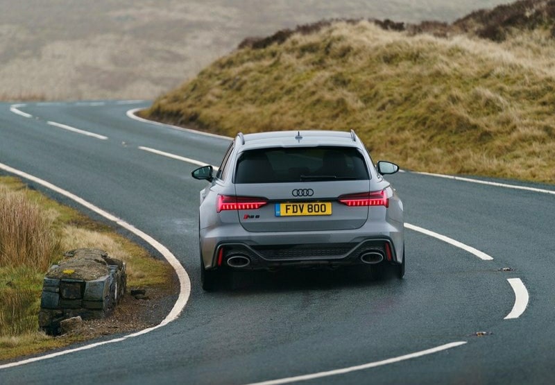 RS 6 Avant C8 arka görünüm ve oval egzoz çıkışları