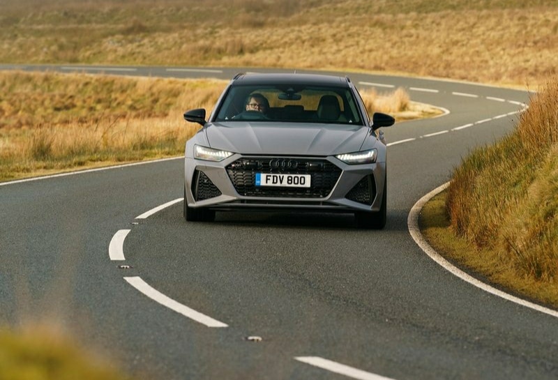 RS 6 Avant C8 önden hareket hâlinde