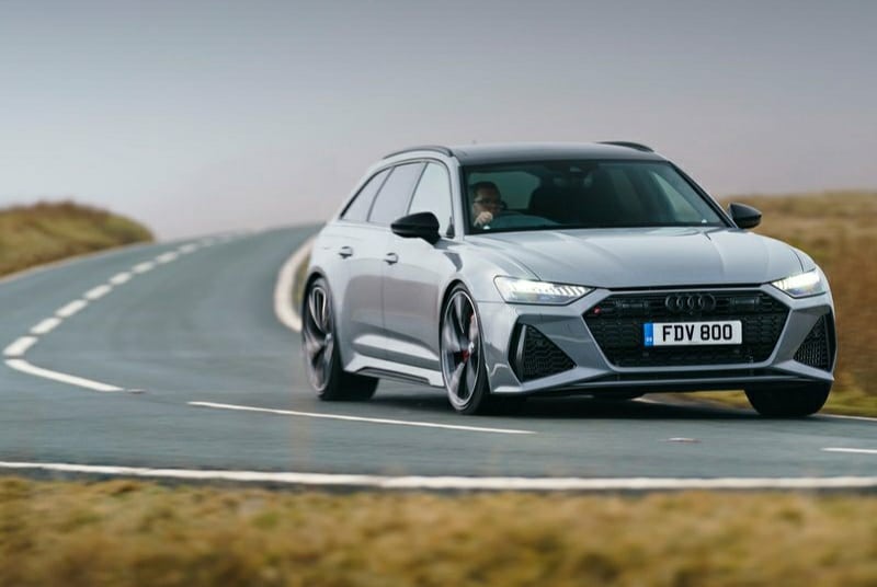 RS 6 Avant C8 virajda ön görünüm