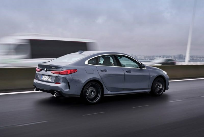 BMW 220d Gran Coupe yolda arka üç çeyrek görünümü