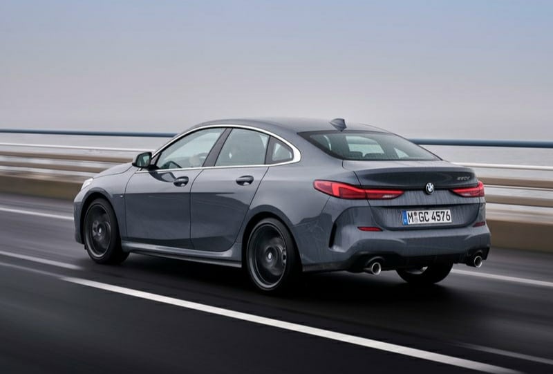 BMW 220d Gran Coupe yolda arka görünümü