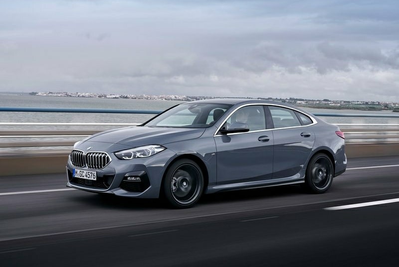 BMW 220d Gran Coupe yolda ön üç çeyrek görünümü