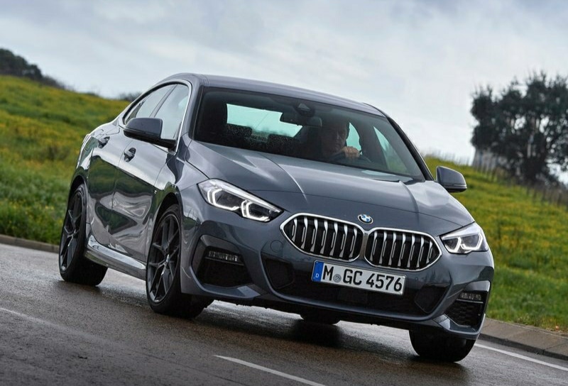 BMW 220d Gran Coupe virajda ön görünümü