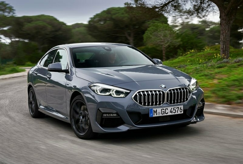 BMW 220d Gran Coupe hareketli ön üç çeyrek görünümü