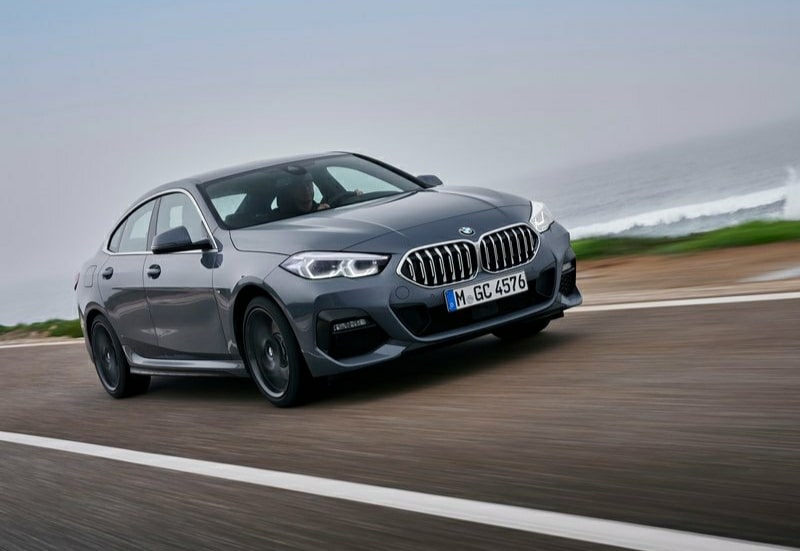 BMW 220d Gran Coupe sahil yolunda ön görünümü