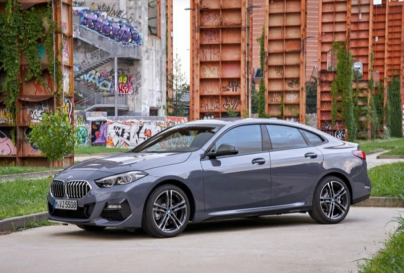 BMW Gran Coupe şehir ortamında sol yan görünümü