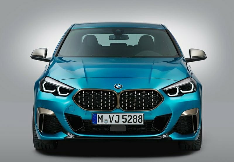 BMW M235i xDrive arka üç çeyrek görünümü