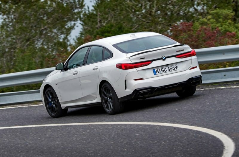 BMW M235i xDrive arka koltuk alanı
