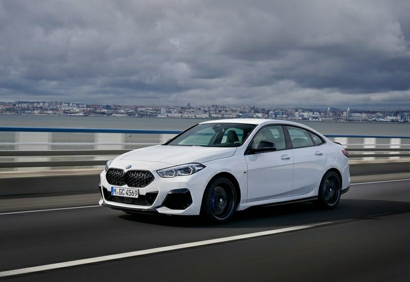 BMW M235i xDrive ön koltuk ve kokpit