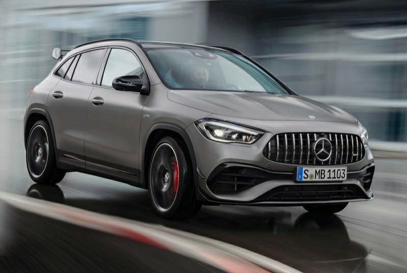 GLA 45 S hareket halinde ön üç çeyrek görünüm