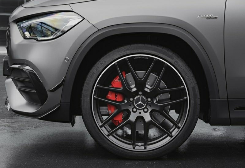 GLA 45 S AMG jant ve kırmızı fren kaliperi detayı