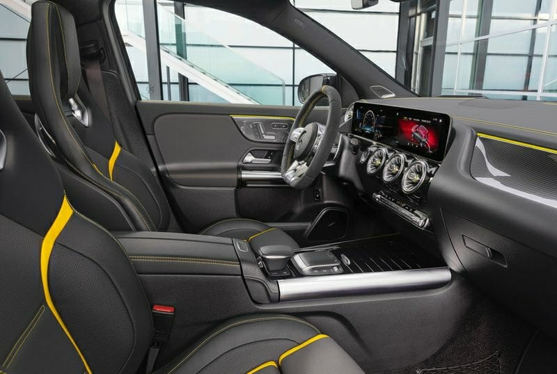 GLA 45 S iç mekan spor koltuklar ve sarı detaylar