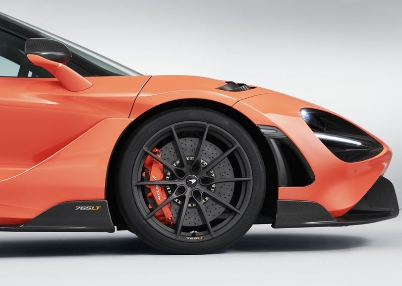 McLaren 765LT direksiyon ve gösterge alanı