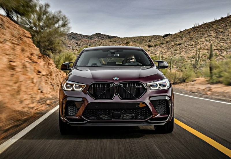 BMW X6 M Competition hareket halinde önden görünümü