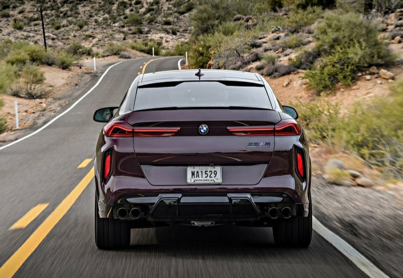 BMW X6 M Competition hareket halinde arkadan görünümü