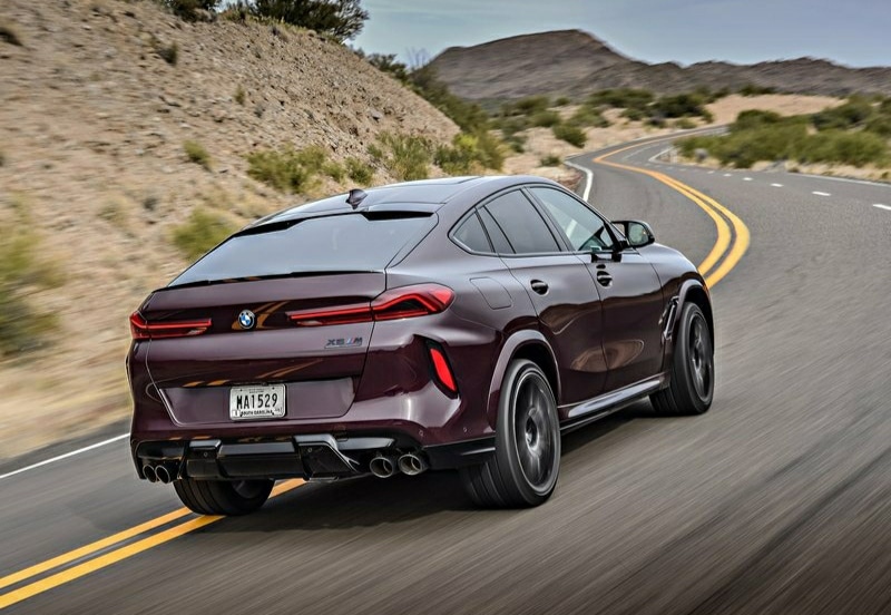 BMW X6 M Competition hareket halinde arka görünümü