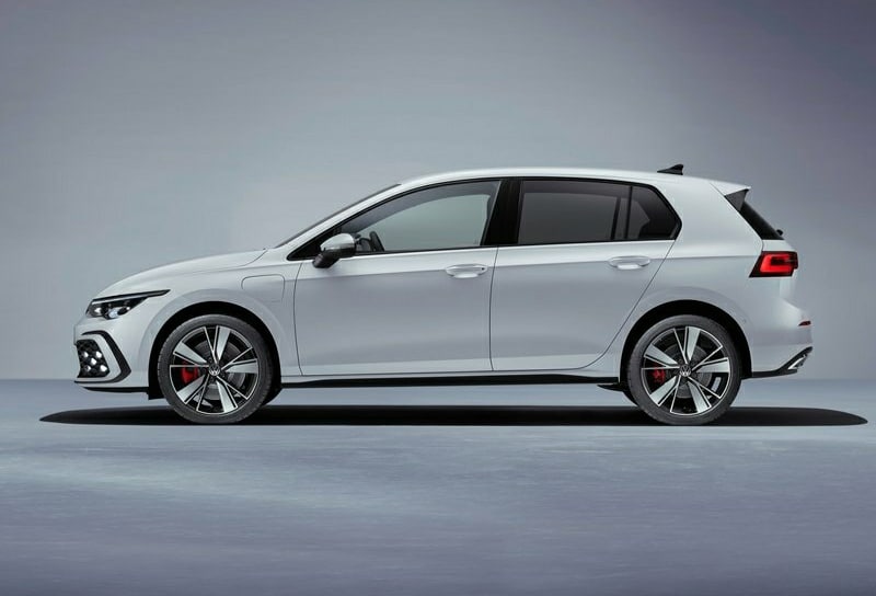Volkswagen Golf GTE beyaz gövde yan görünümü