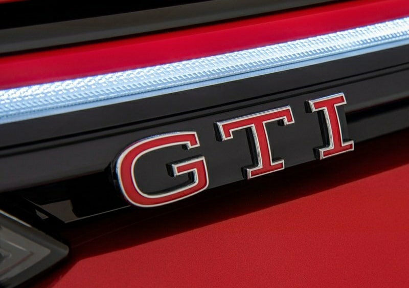 Golf GTI ön panjur üzerindeki GTI logosu