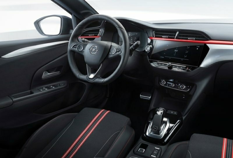 Opel Corsa kokpitinde direksiyon ekran ve otomatik vites seçici