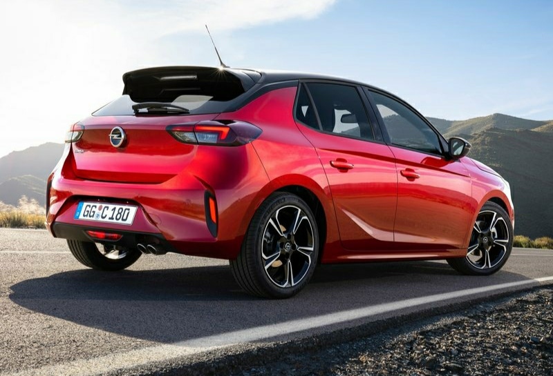 Kırmızı Opel Corsa arka üç çeyrek görünümü