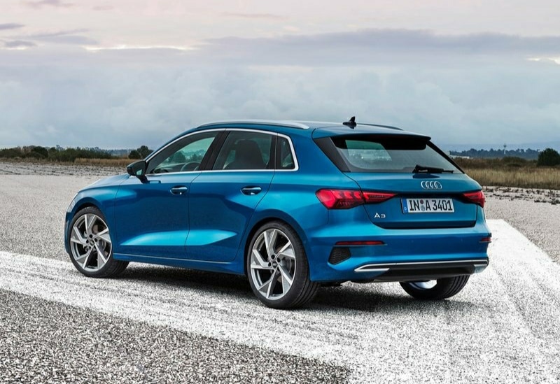 Audi A3 Sportback açık alanda arka üç çeyrek görünümü