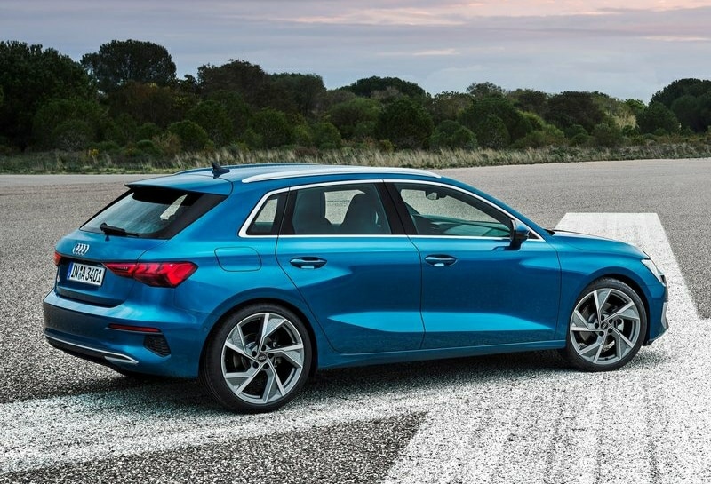 Audi A3 Sportback açık alanda yan ve arka gövde görünümü