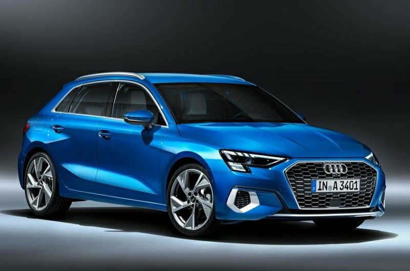 Mavi Audi A3 Sportback stüdyo ön üç çeyrek görünümü