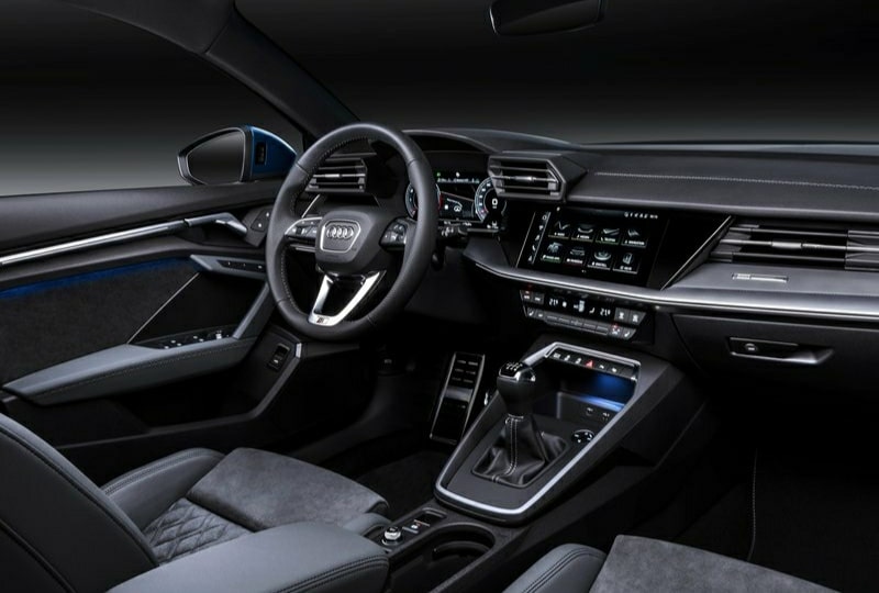 Audi A3 Sportback sürücü odaklı kokpit ve orta konsol
