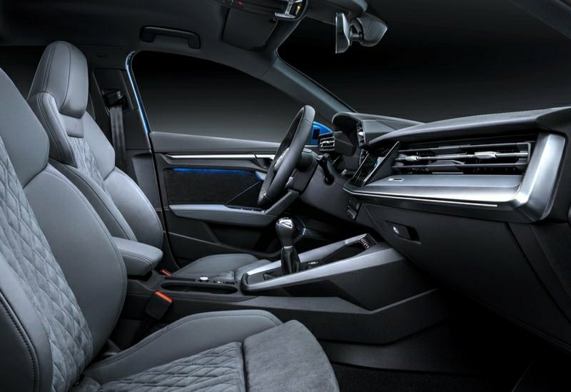 Audi A3 Sportback ön koltuklar ve gösterge paneli