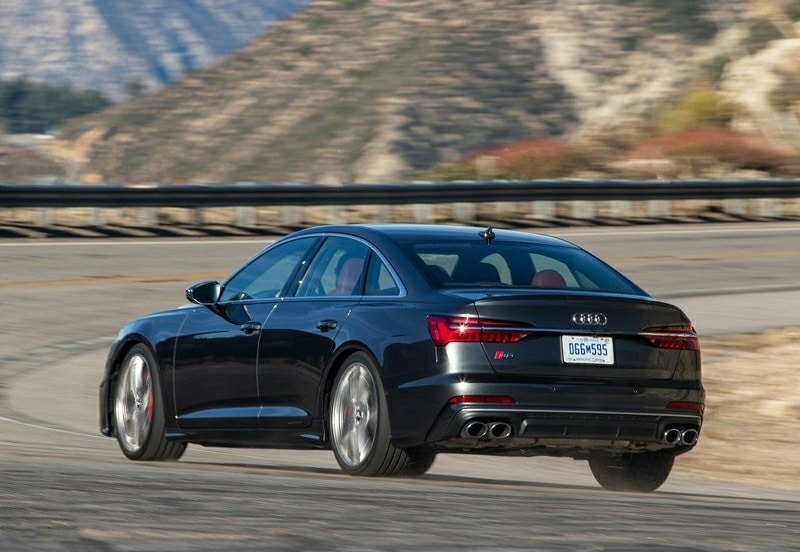 Audi S6 arka bölüm ve dört egzoz çıkışı