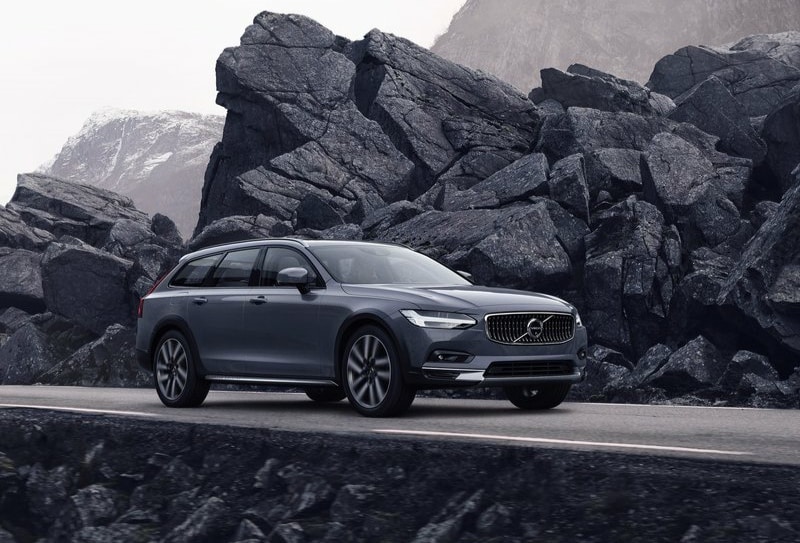 2021 V90 Cross Country önden üç çeyrek görünüm