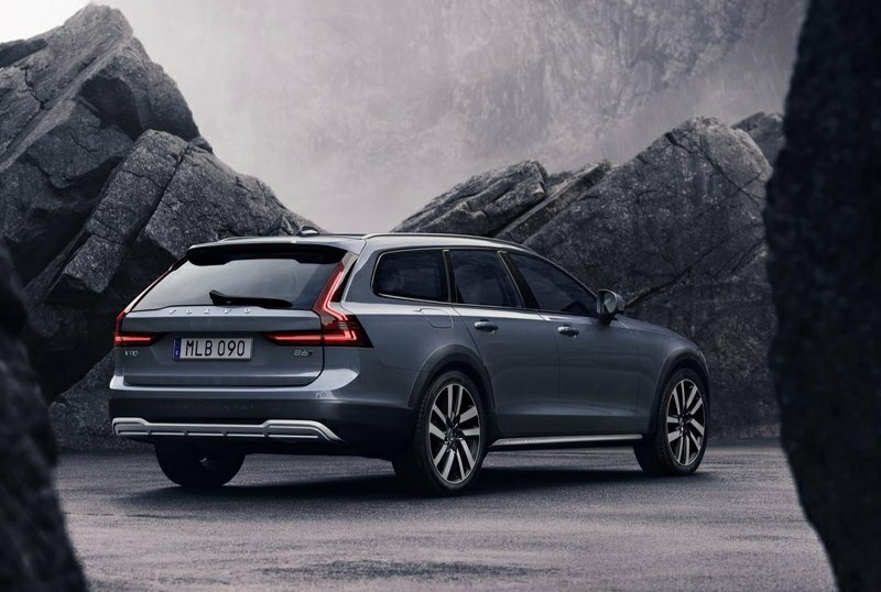 2021 Volvo V90 Cross Country B5 AWD arka üç çeyrek görünüm