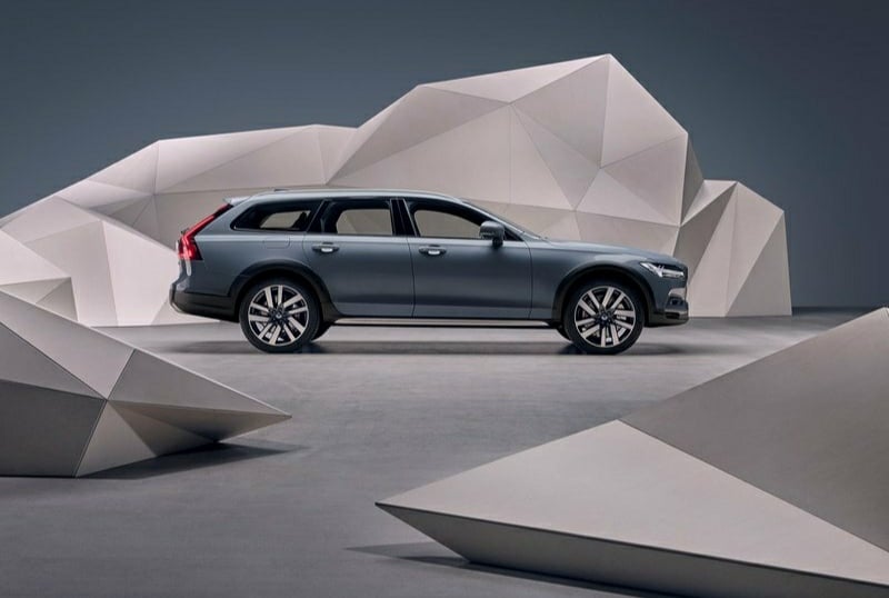V90 Cross Country yandan stüdyo görünümü