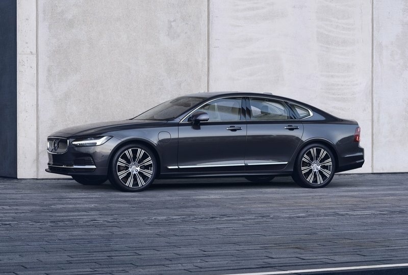 2023 Volvo S90 Mart Fiyat Listesi için koyu gri Volvo S90 yan profil görünümü