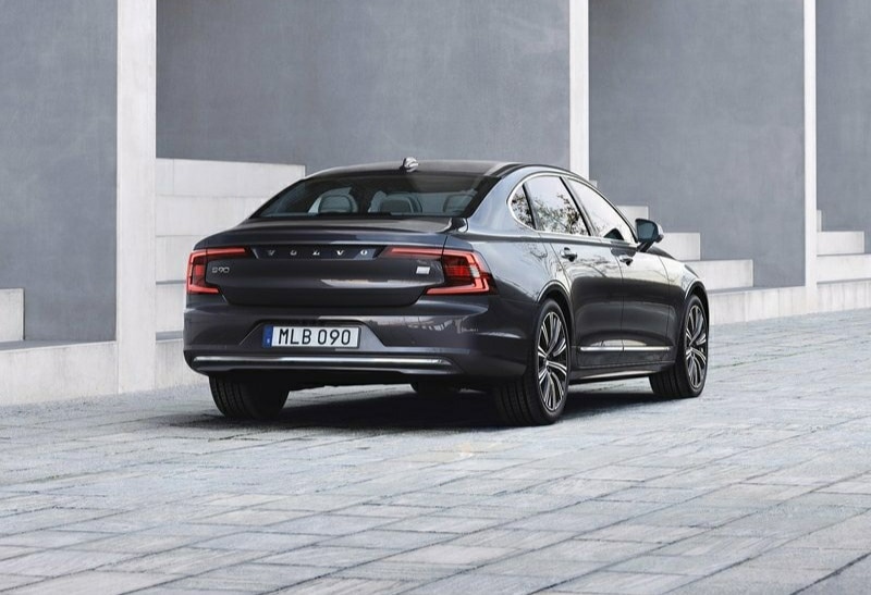 Koyu gri Volvo S90 arka üç çeyrek görünümü