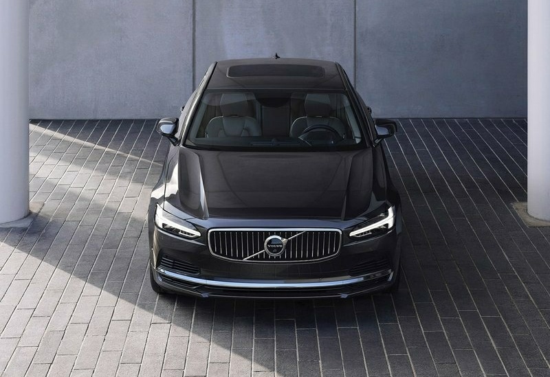 Koyu gri Volvo S90 ön görünümü ve dikey ızgara detayı