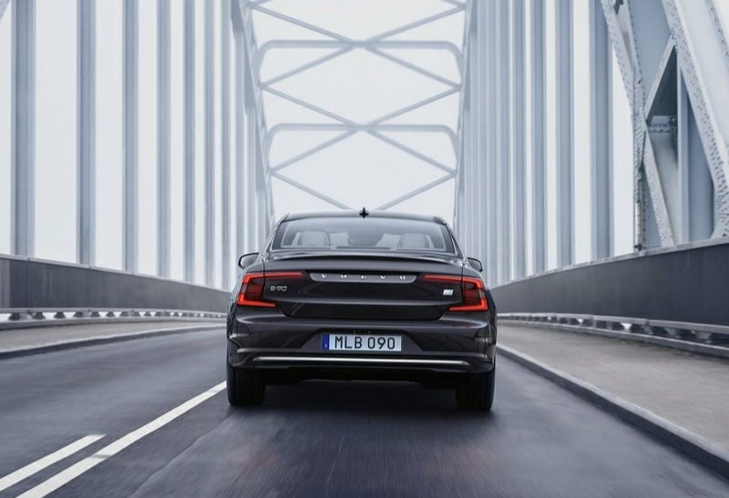 Köprü üzerinde ilerleyen Volvo S90 arka görünümü