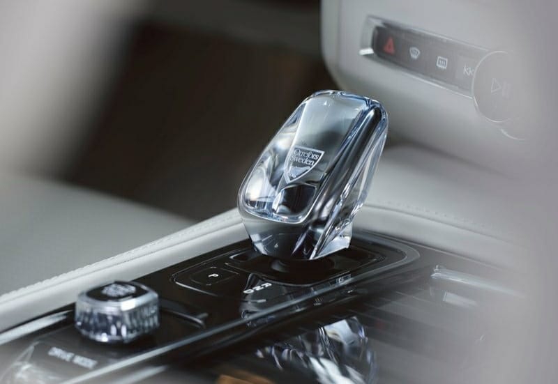 Volvo S90 kristal görünümlü vites seçici ve orta konsol detayı