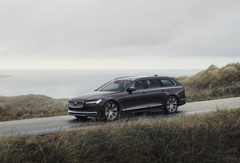Volvo V90 yol üzerinde ön üç çeyrek görünüm