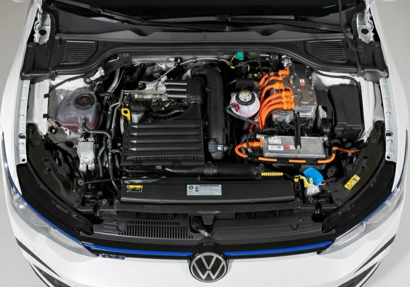 Golf GTE motor bölmesi ve yüksek voltaj kabloları