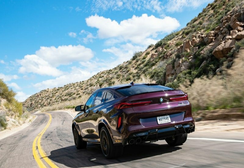 BMW X6 M Competition yolda arka görünümü