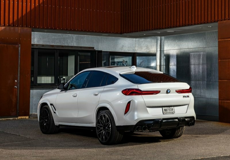 Beyaz BMW X6 M Competition arka görünümü
