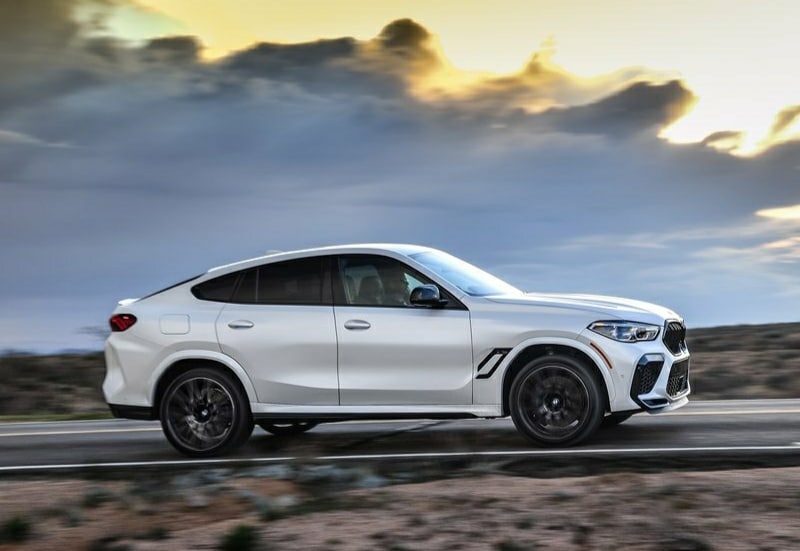 Beyaz BMW X6 M Competition yan görünümü